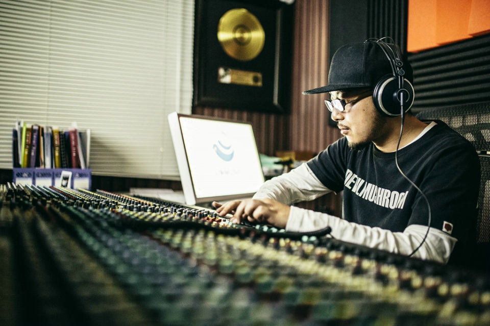 著名音乐人mc沙洲录制最新单曲